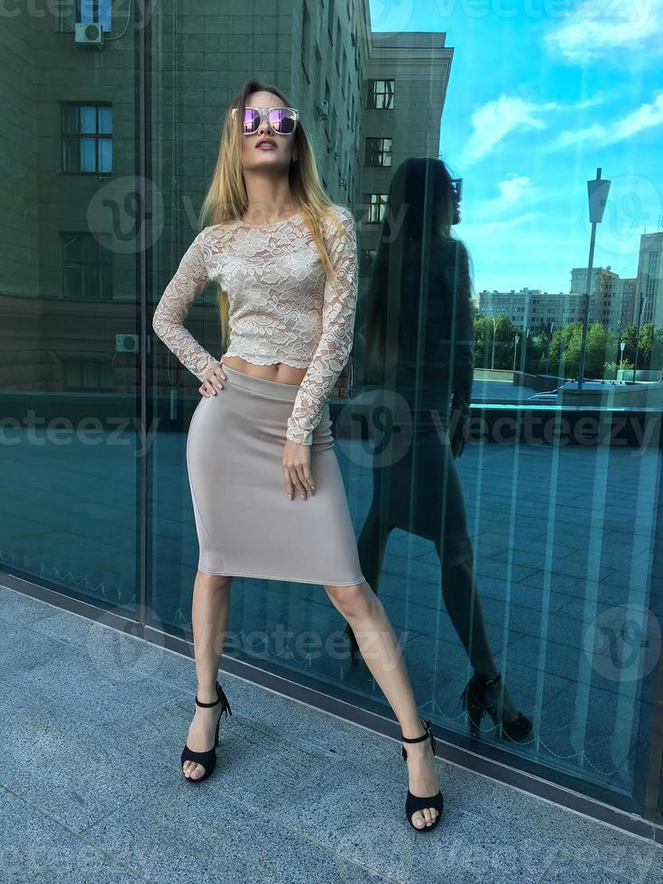 dama de negocios glamorosa en el centro de negocios foto