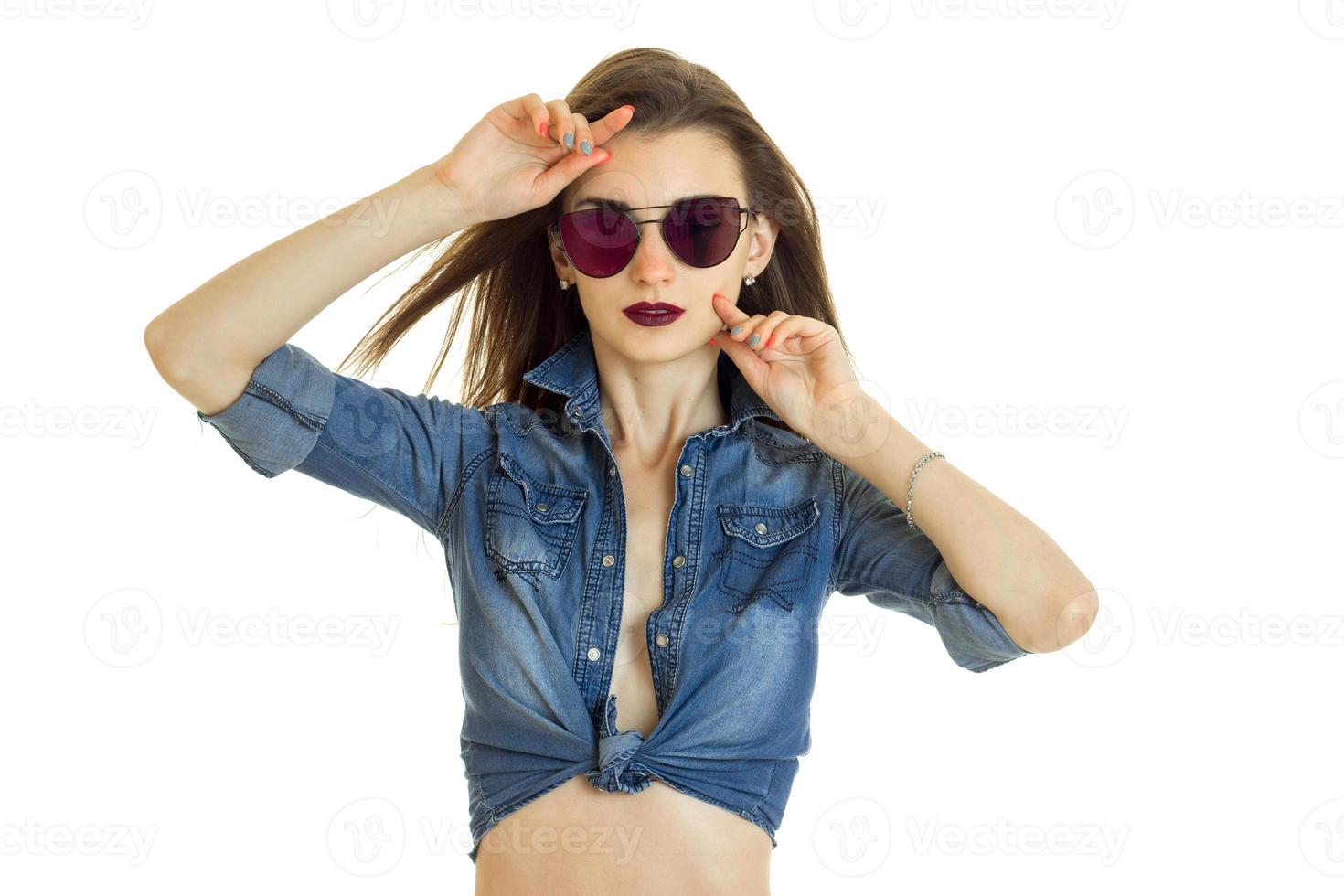 retrato horizontal de una joven encantadora con gafas de sol y camiseta de jeans foto