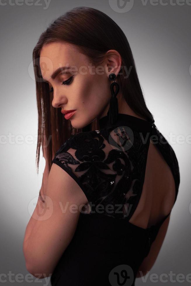 jovencita sexy con vestido negro en el estudio foto