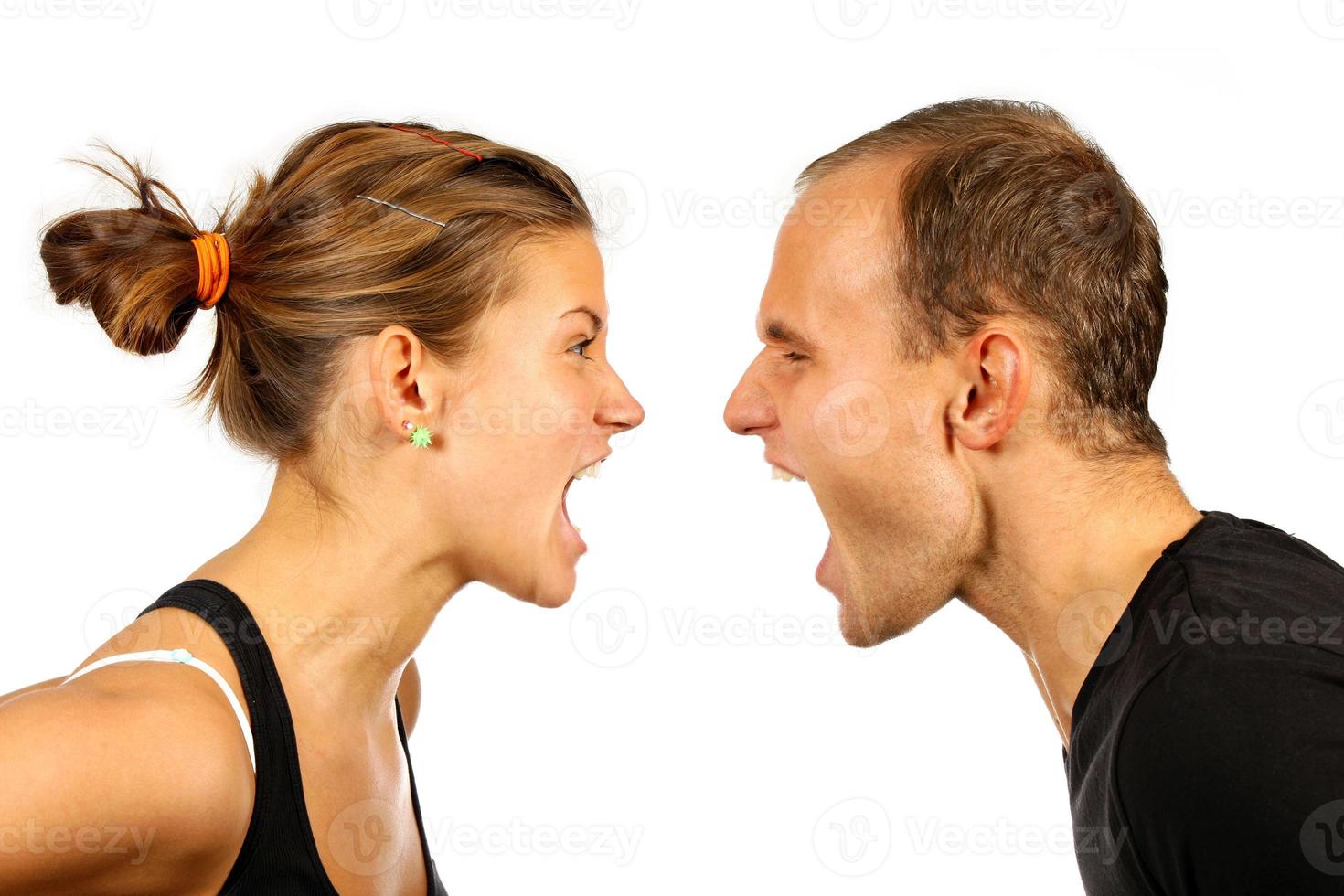 pareja gritando el uno al otro foto