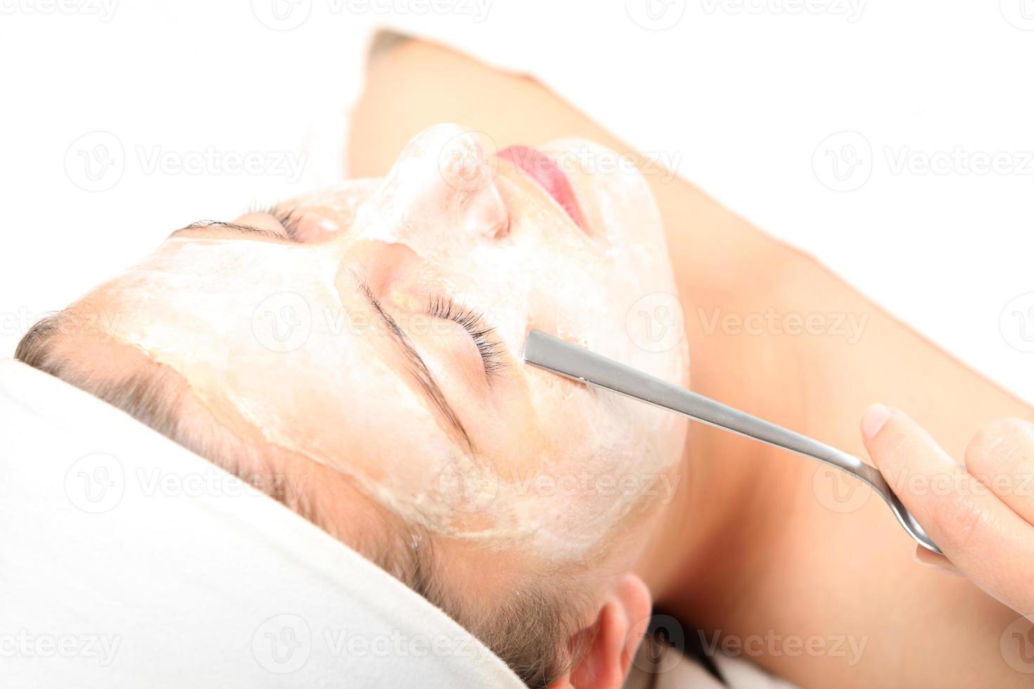 mujer haciendo mascarilla facial foto