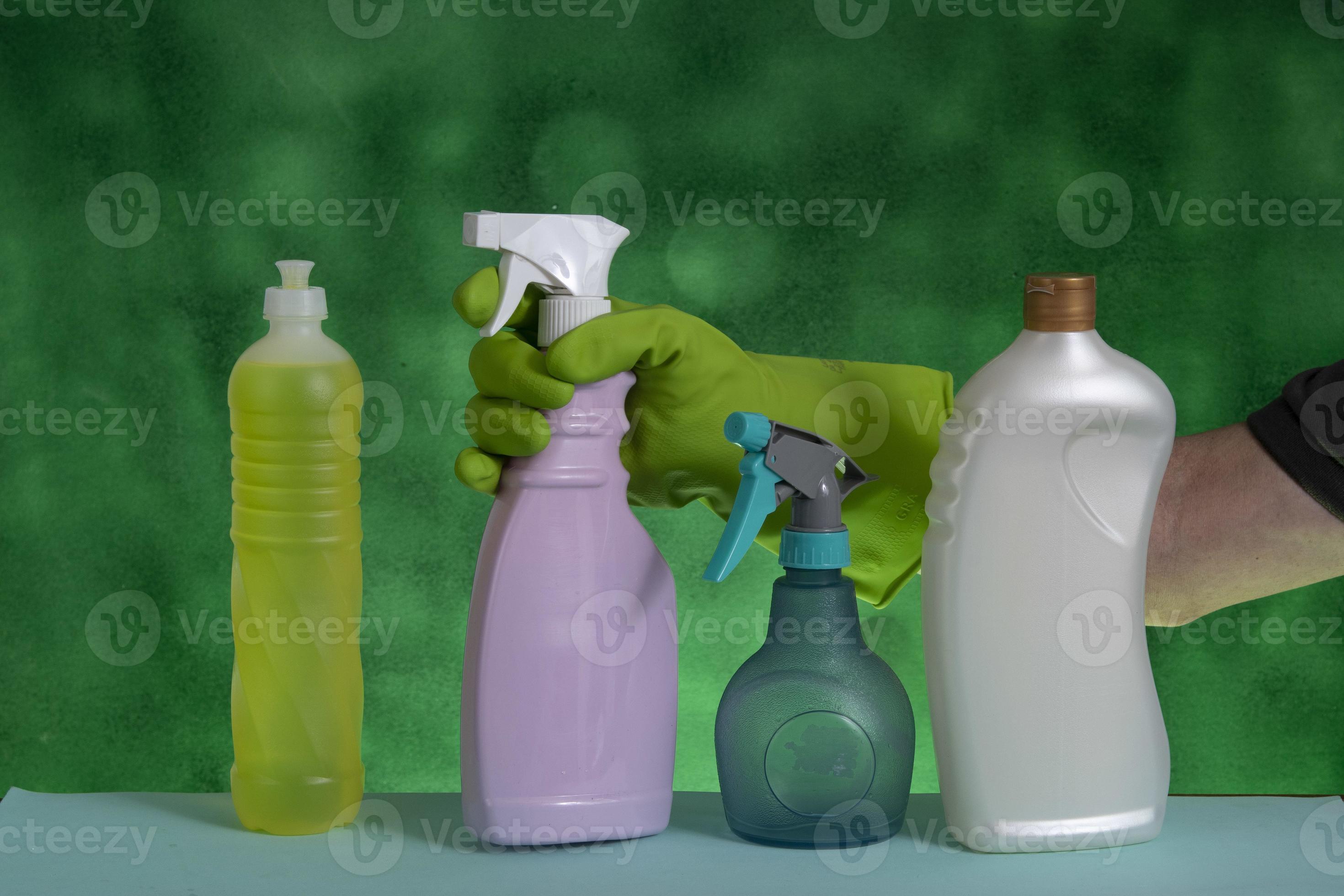 cesta con productos de limpieza para la higiene del hogar 13963150 Foto de  stock en Vecteezy