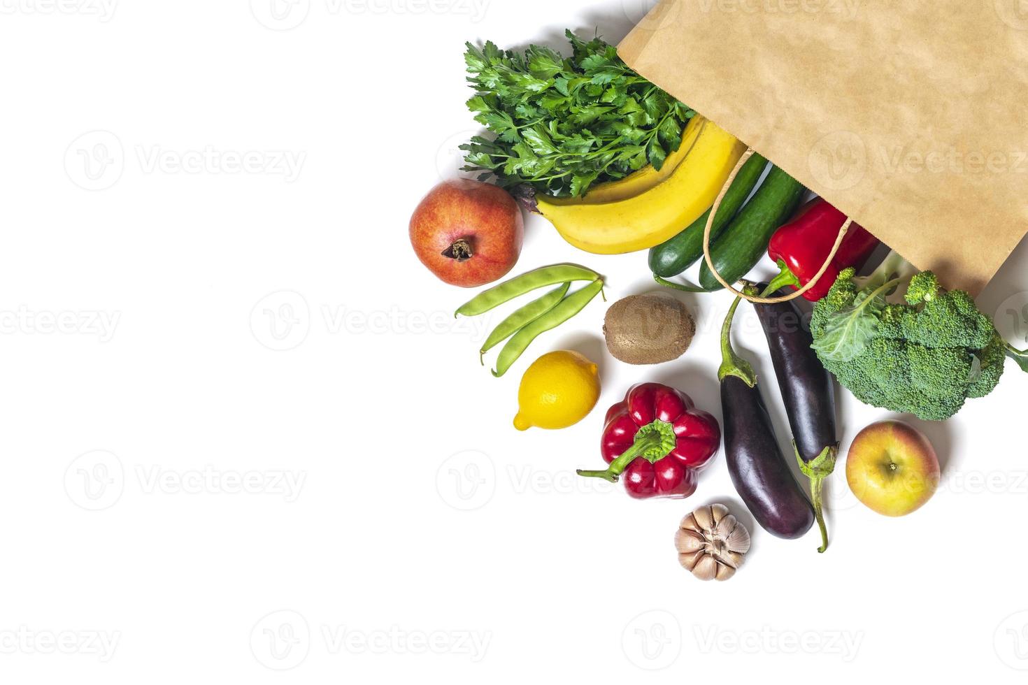 bolsa de papel ecológica con vegetales verdes orgánicos crudos aislados en fondo blanco plano, vista superior cero desperdicio, concepto libre de plástico dieta saludable y desintoxicación, concepto de agricultura foto