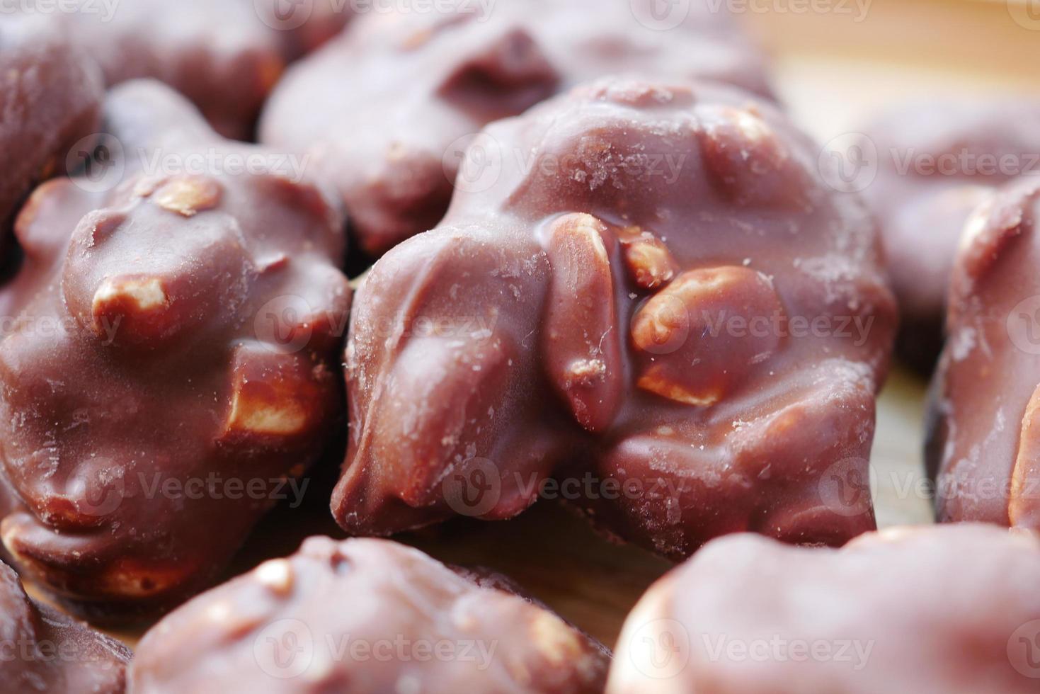 Cerca de dulces de chocolate con maní en la mesa foto