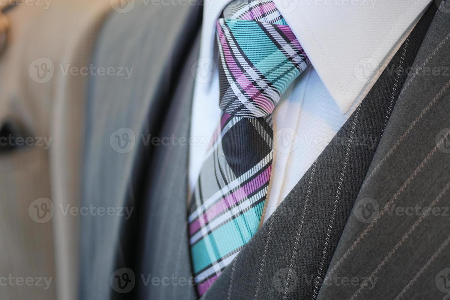 ropa de camisa de hombre con corbata en blanco. foto