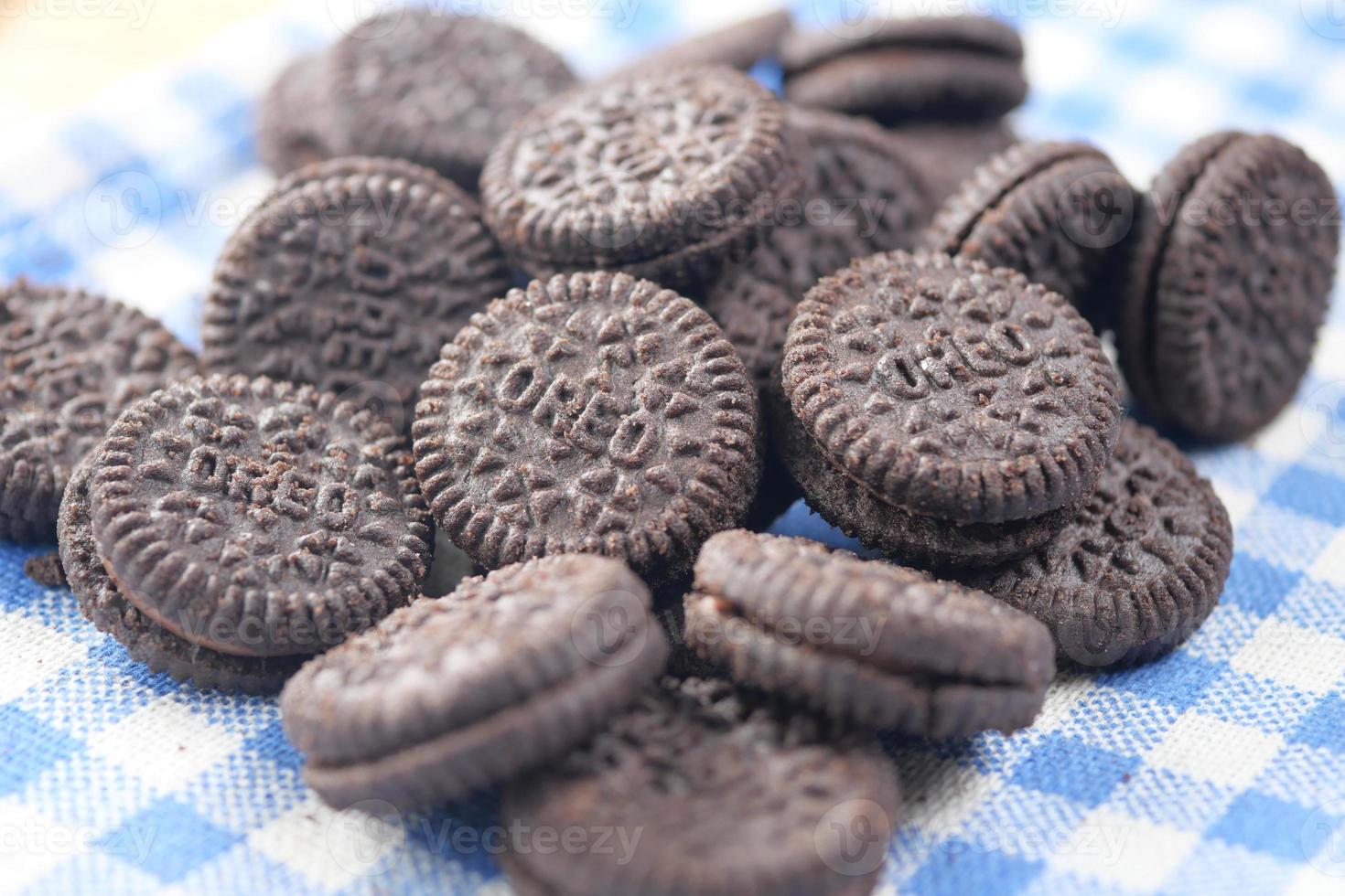 dhaka bangladesh 23 de mayo de 2021. galletas de chocolate oreo en el plato foto