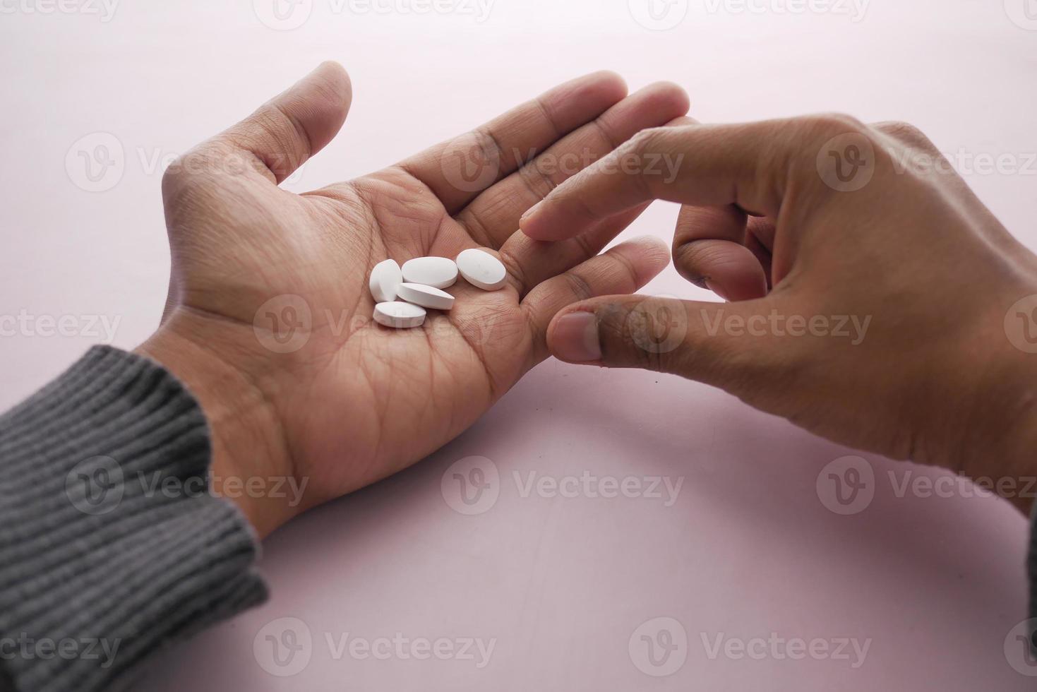 toma pov de hombres que recogen a mano pastillas médicas foto