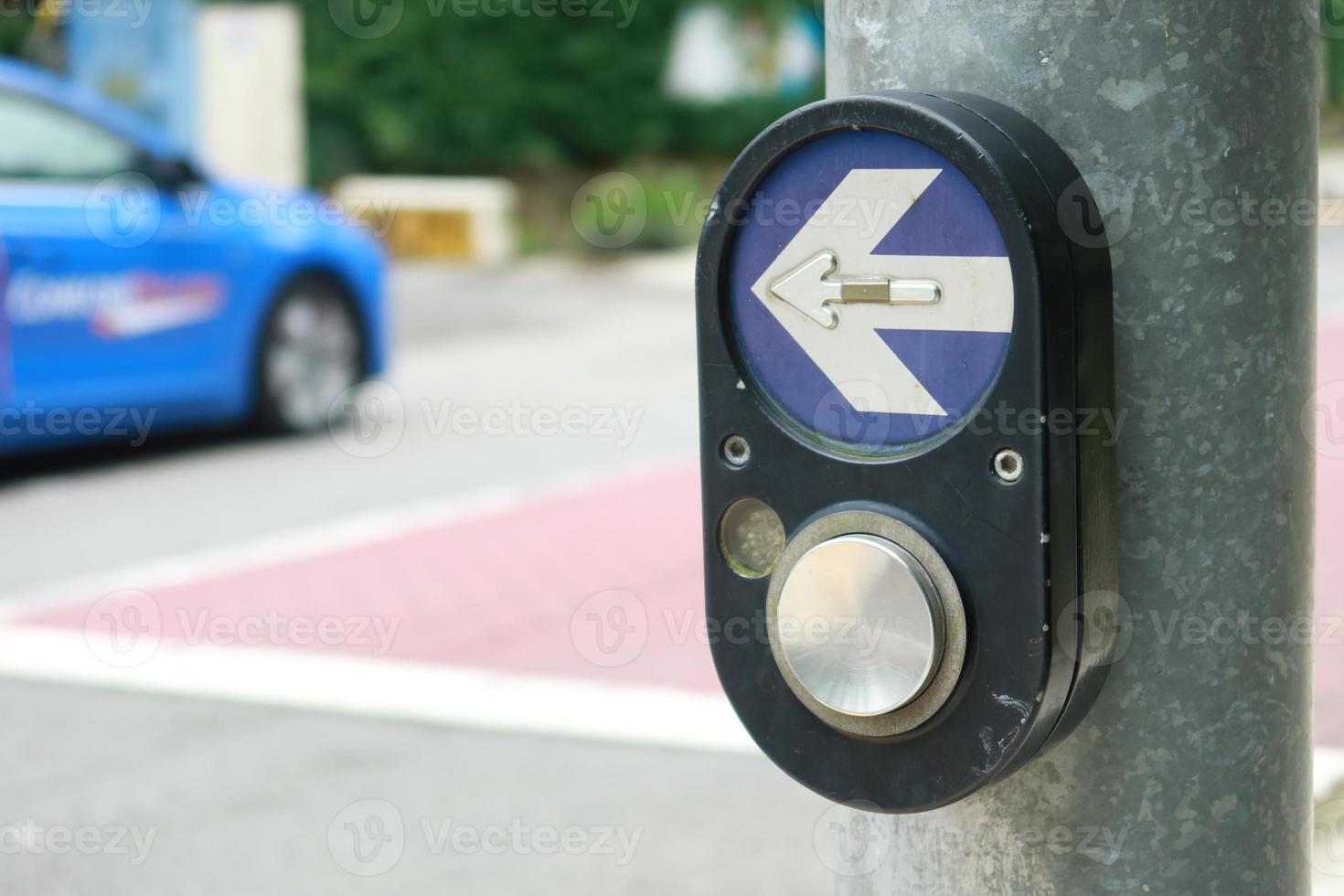 primer plano del botón de señal de cruce en Singapur foto