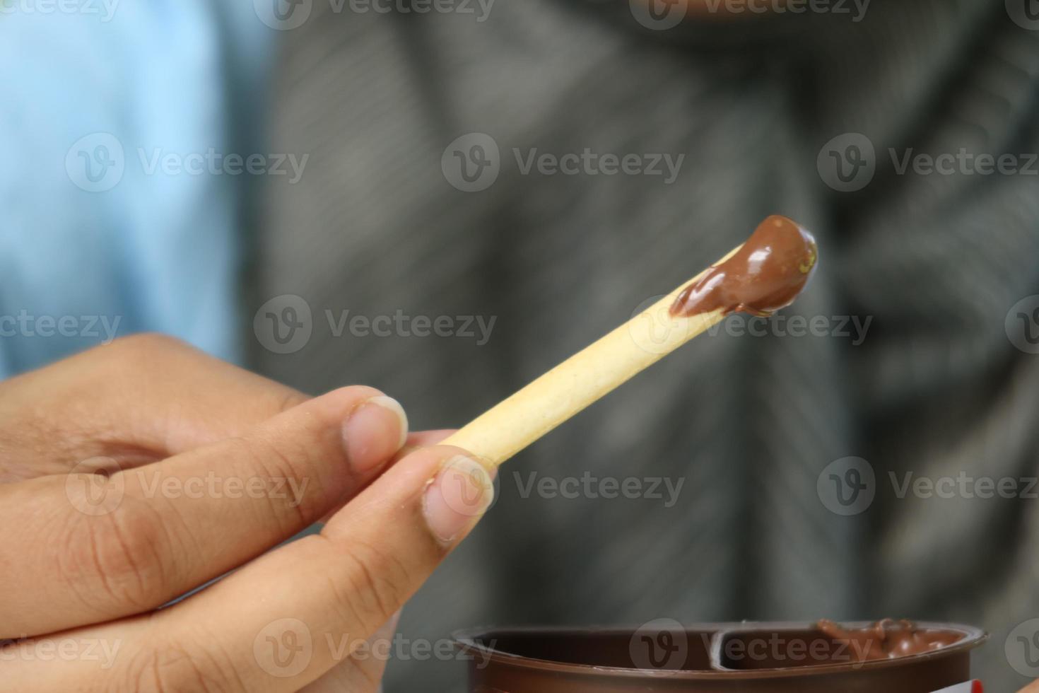 comiendo galletas con crema de chocolate de arriba hacia abajo foto