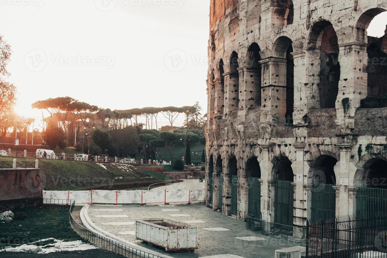 roma, italia, el coliseo es un antiguo edificio antiguo de la batalla de gladiadores. foto