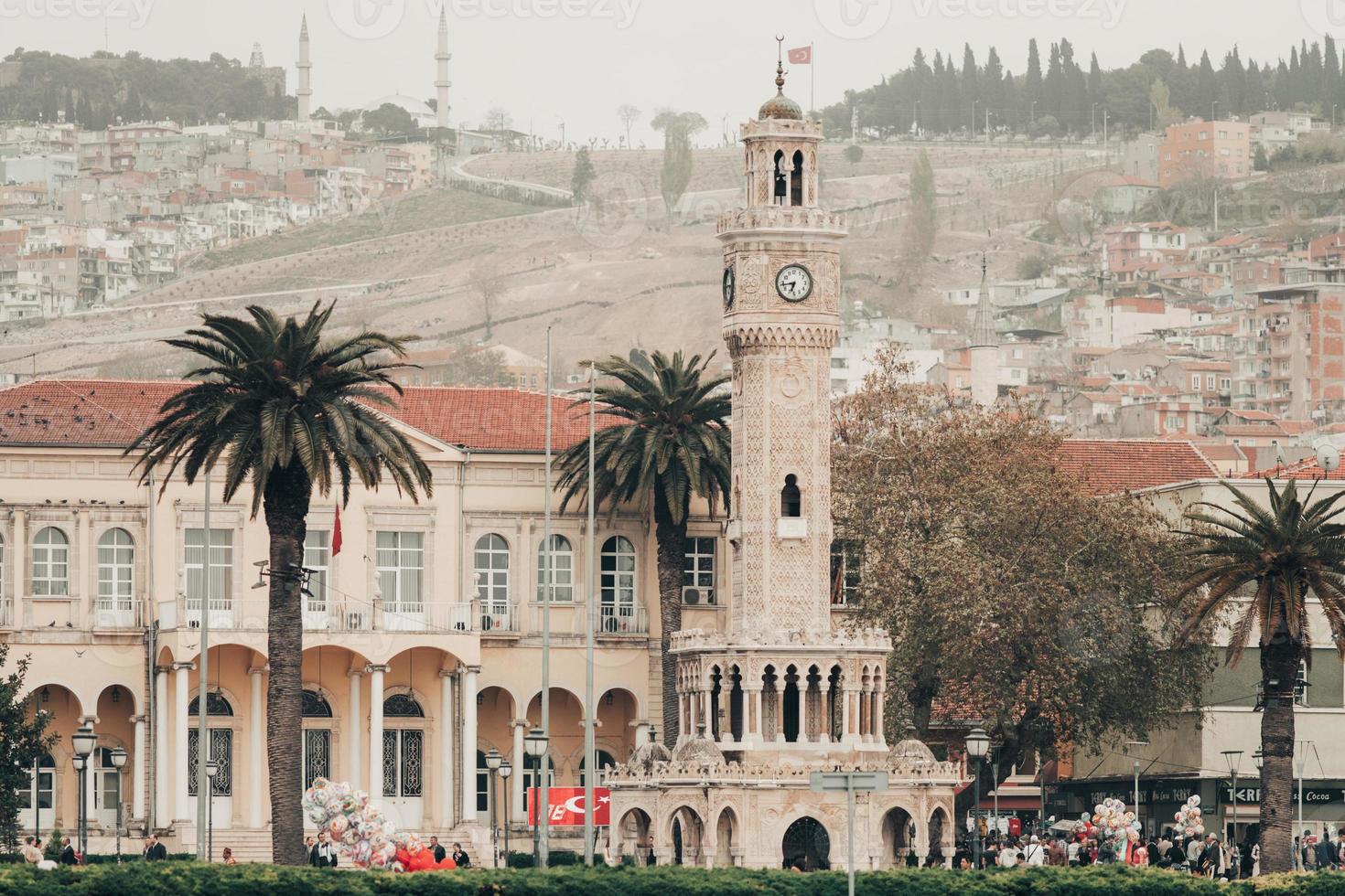 hermosa torre en el fondo de la moderna ciudad de izmir, turquía. foto