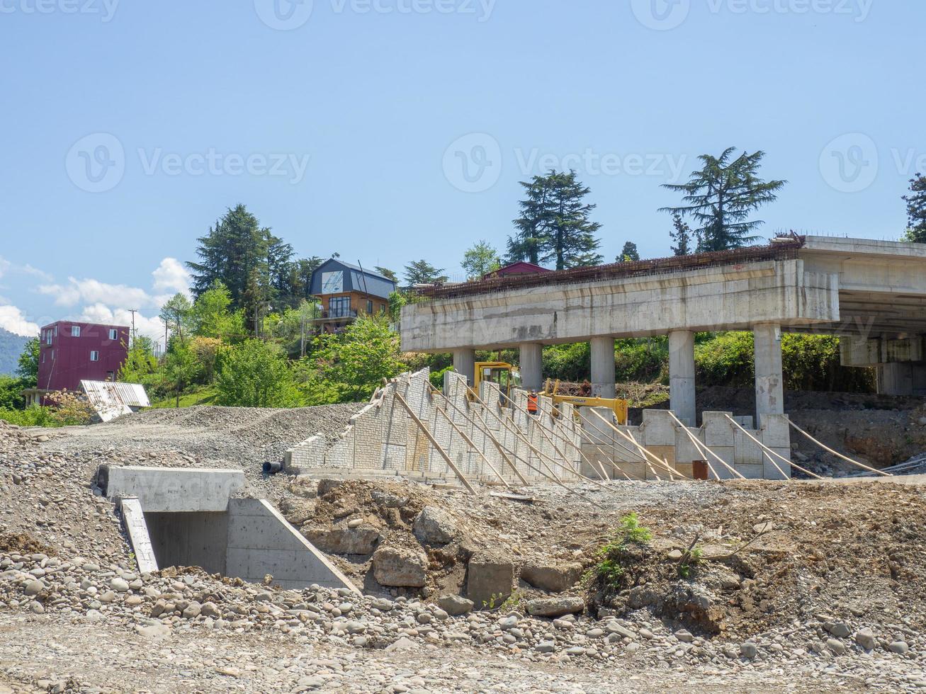 construcción de puentes el trabajo de una empresa constructora. foto