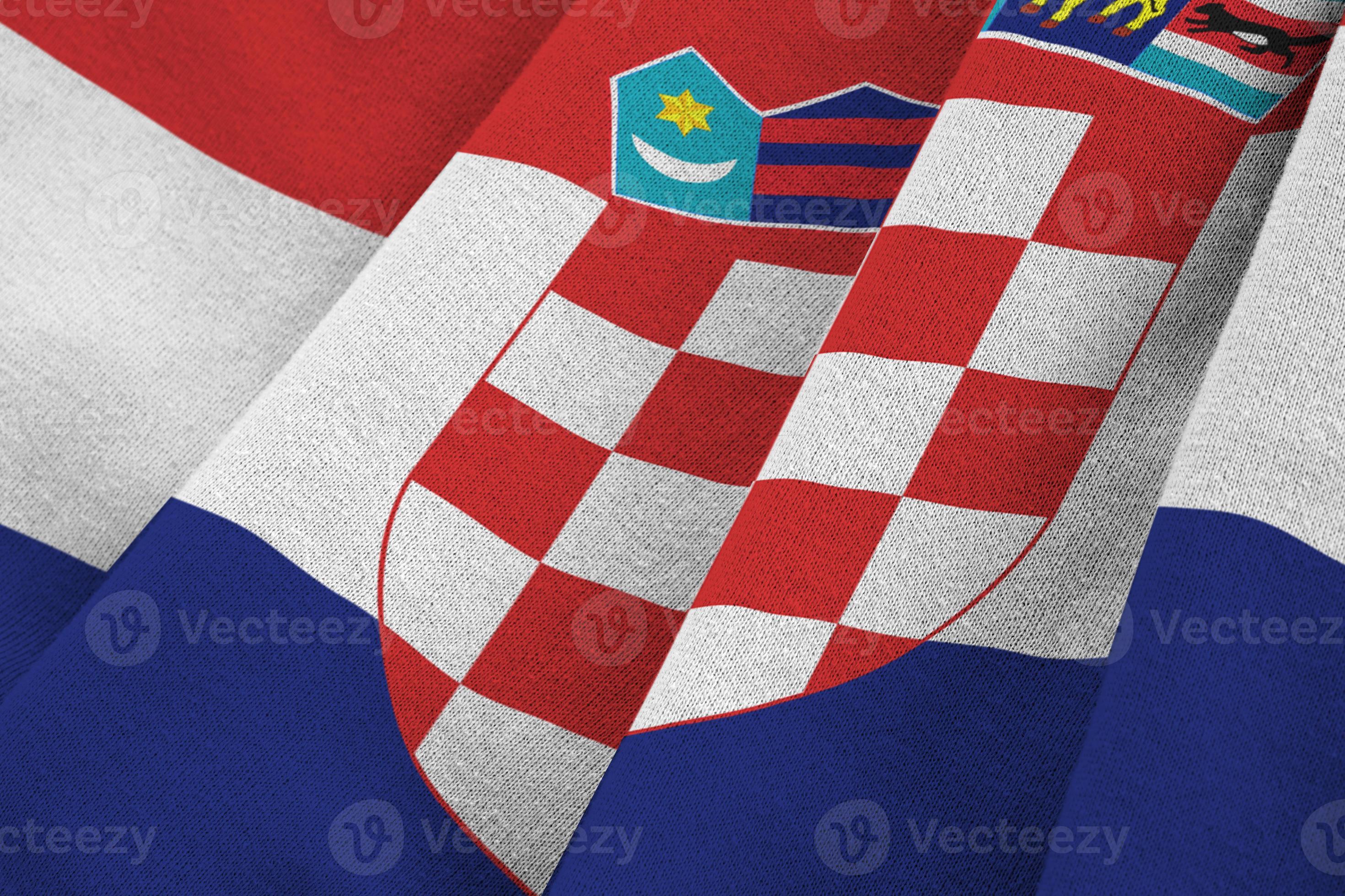 bandera de croacia con grandes pliegues ondeando de cerca bajo la luz del estudio en el interior