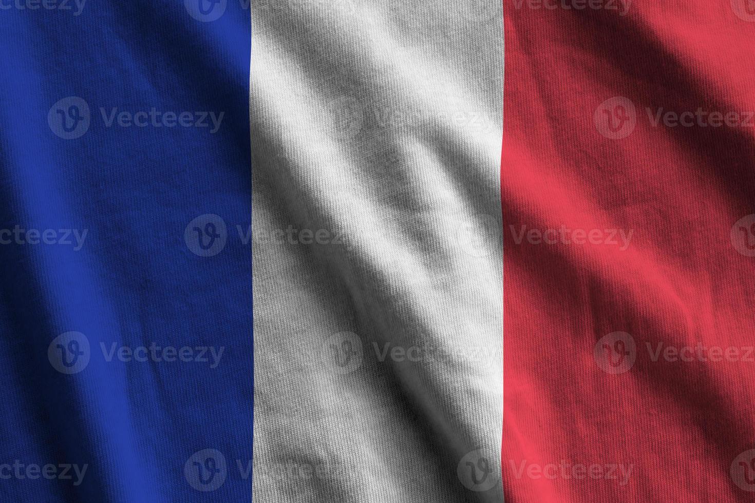 bandera de francia con grandes pliegues ondeando de cerca bajo la luz del estudio en el interior. los símbolos y colores oficiales en banner foto