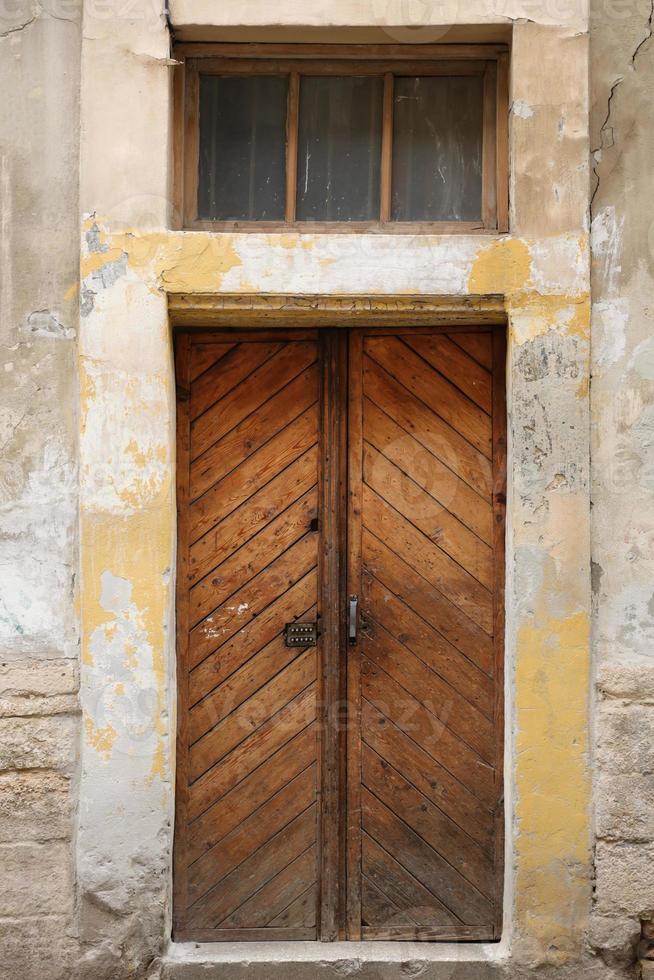 antigua textura de puerta de madera antigua en estilo medieval europeo foto