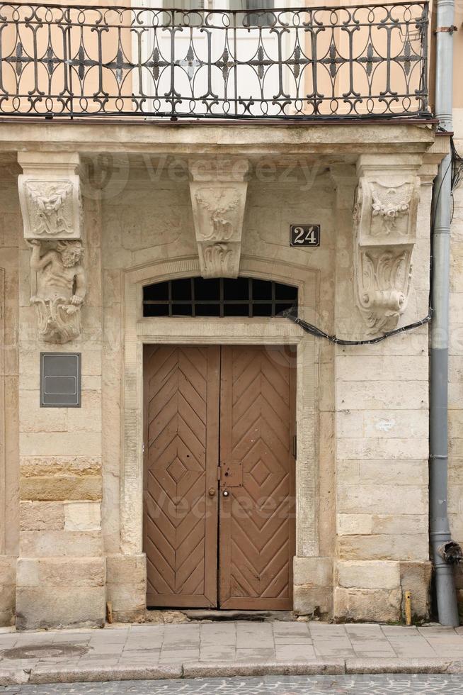 antigua textura de puerta de madera antigua en estilo medieval europeo foto