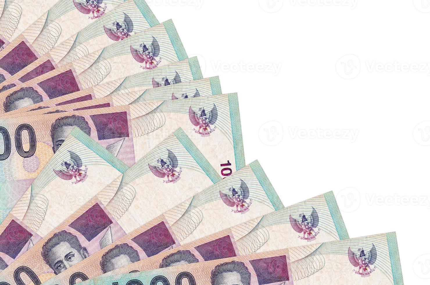 Los billetes de 1000 rupias indonesias se encuentran aislados en fondo blanco con espacio de copia apilado en el ventilador de cerca foto