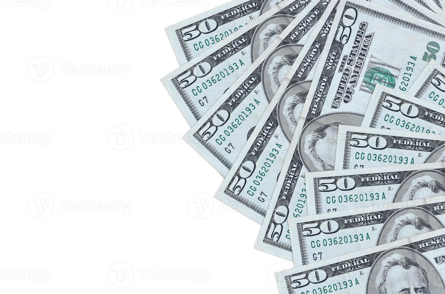 Los billetes de 50 dólares estadounidenses se encuentran aislados en fondo blanco con espacio de copia. fondo conceptual de vida rica foto