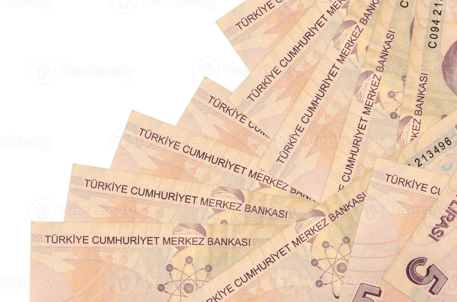 Los billetes de 5 liras turcas se encuentran en diferente orden aislados en blanco. concepto de banca local o hacer dinero foto