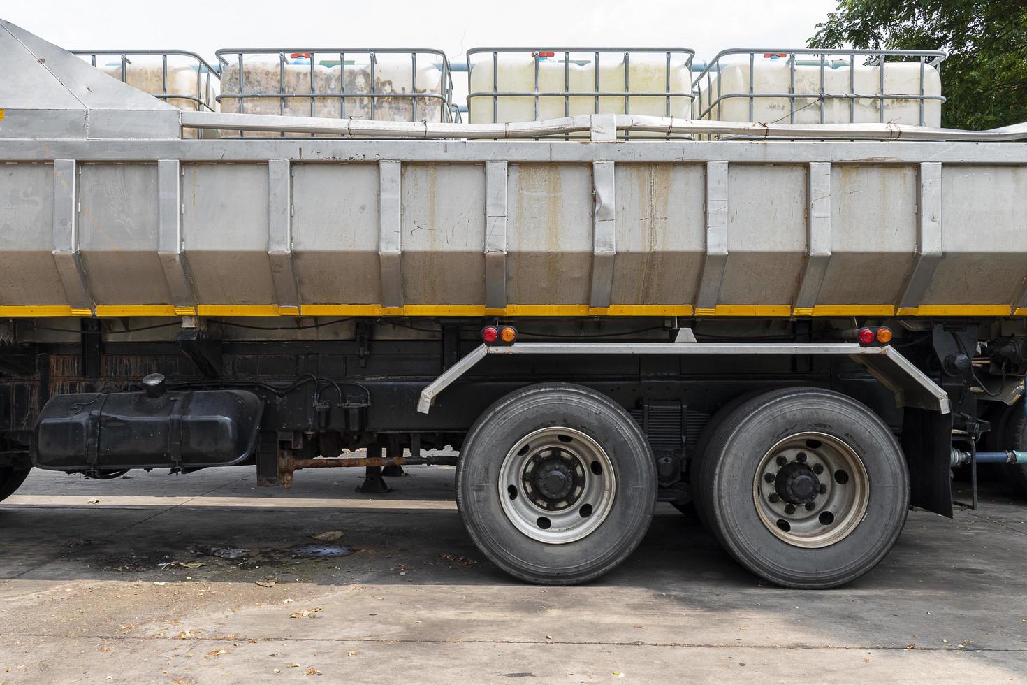 tanque de agua de carga de camión volquete gris foto