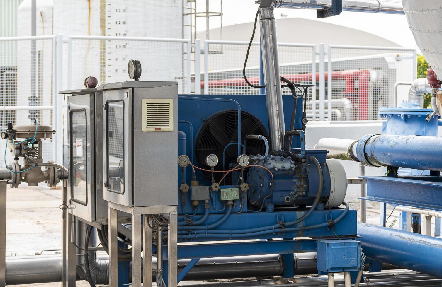 panel de refrigeración o máquina disipadora de calor en planta industrial foto