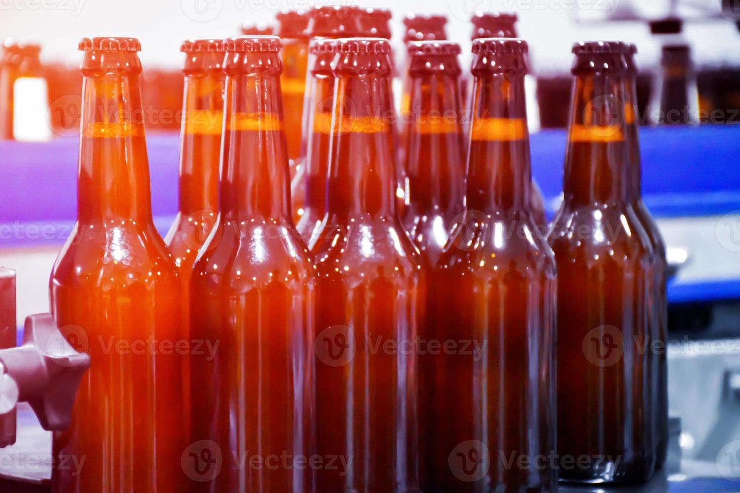 botella de cerveza en proceso de embotellado de cerveza foto
