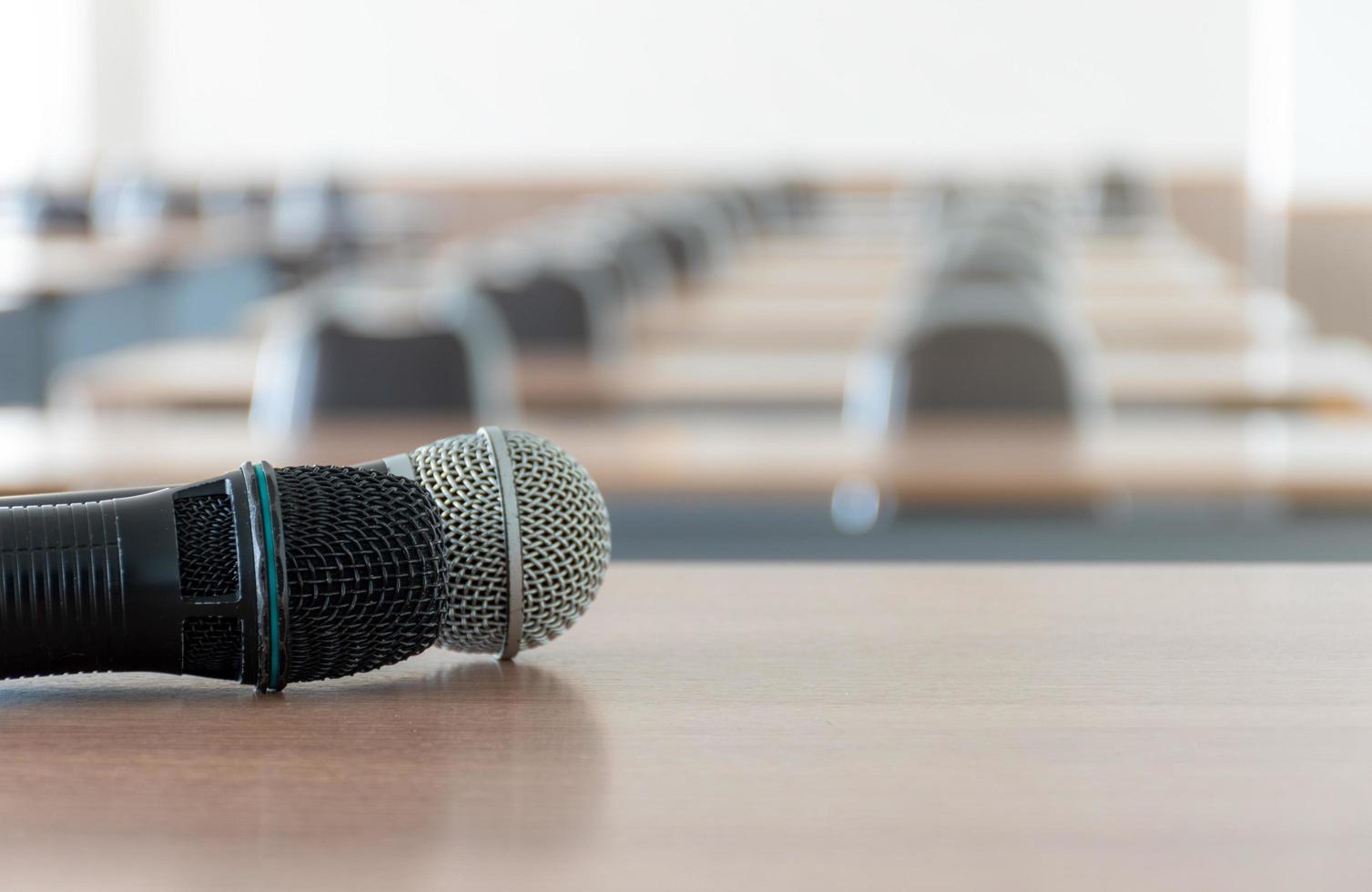 cierre el micrófono en la mesa del altavoz en la sala de seminarios foto