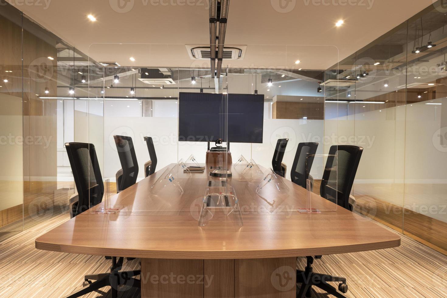 pantalla en blanco de televisión en la sala de reuniones foto