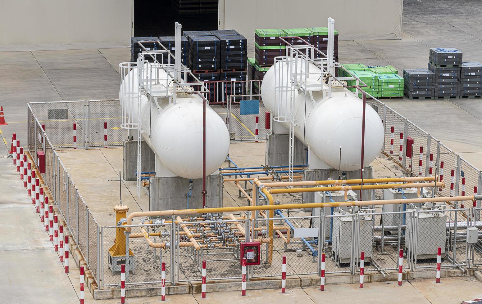 vista superior se utilizan dos tanques de combustible blanco para plantas industriales. foto