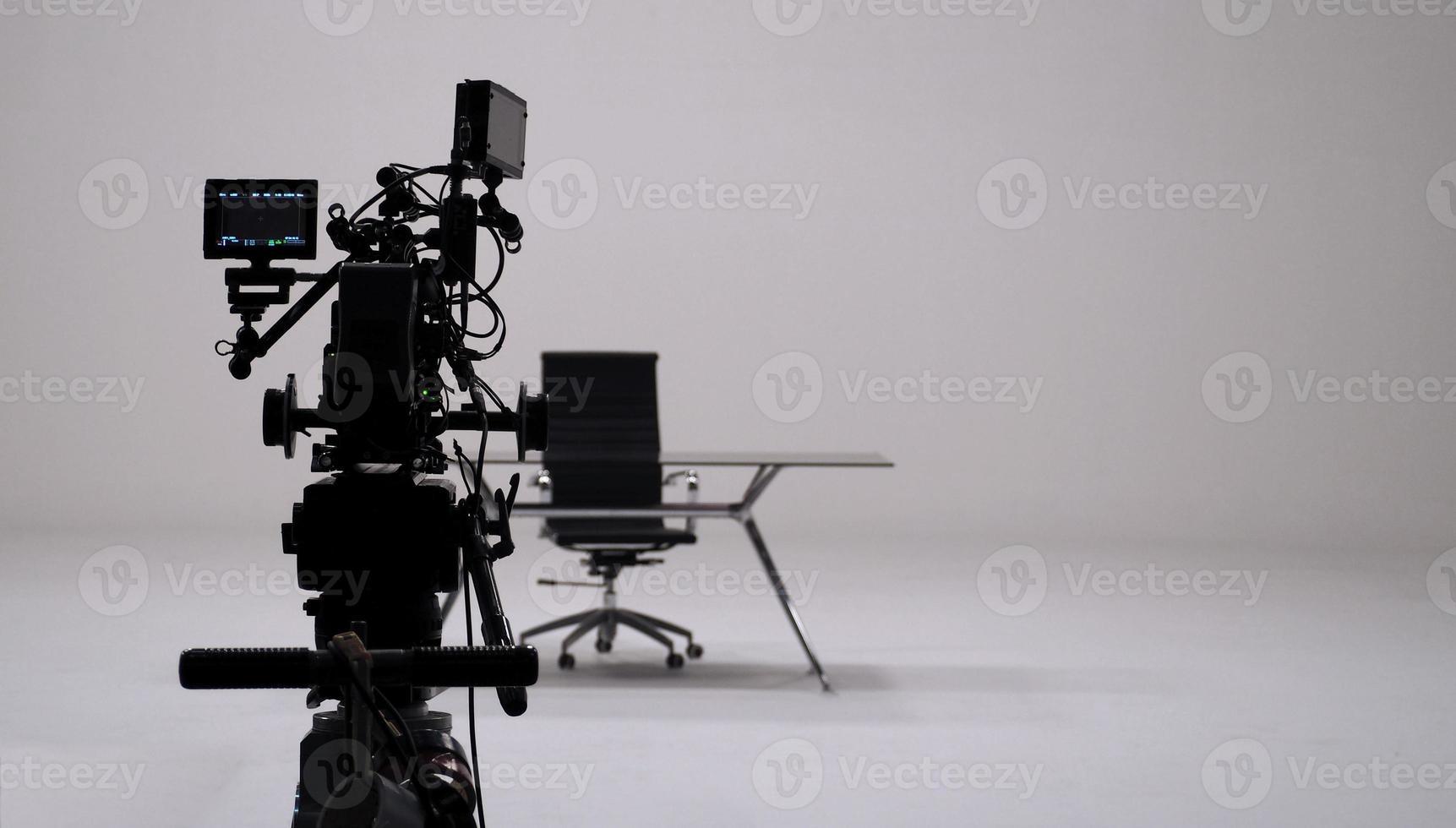 Grabación de comerciales de televisión y cámara de cine y camarógrafo en un gran estudio. foto
