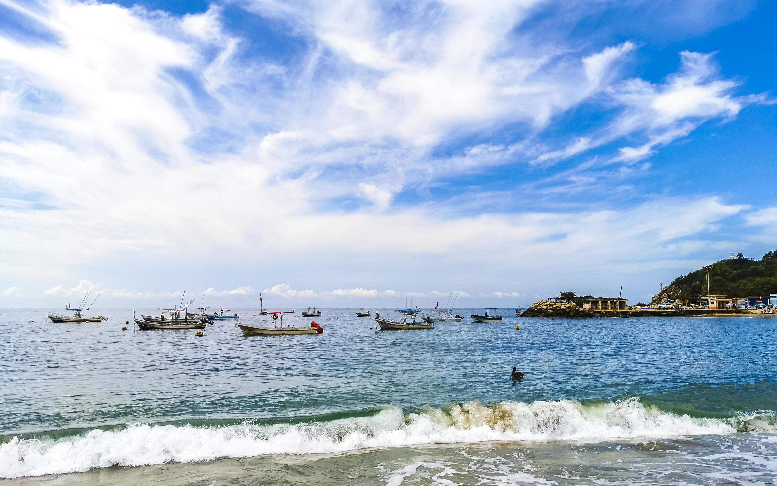 puerto escondido oaxaca mexico 2022 barcos de pesca en la playa del