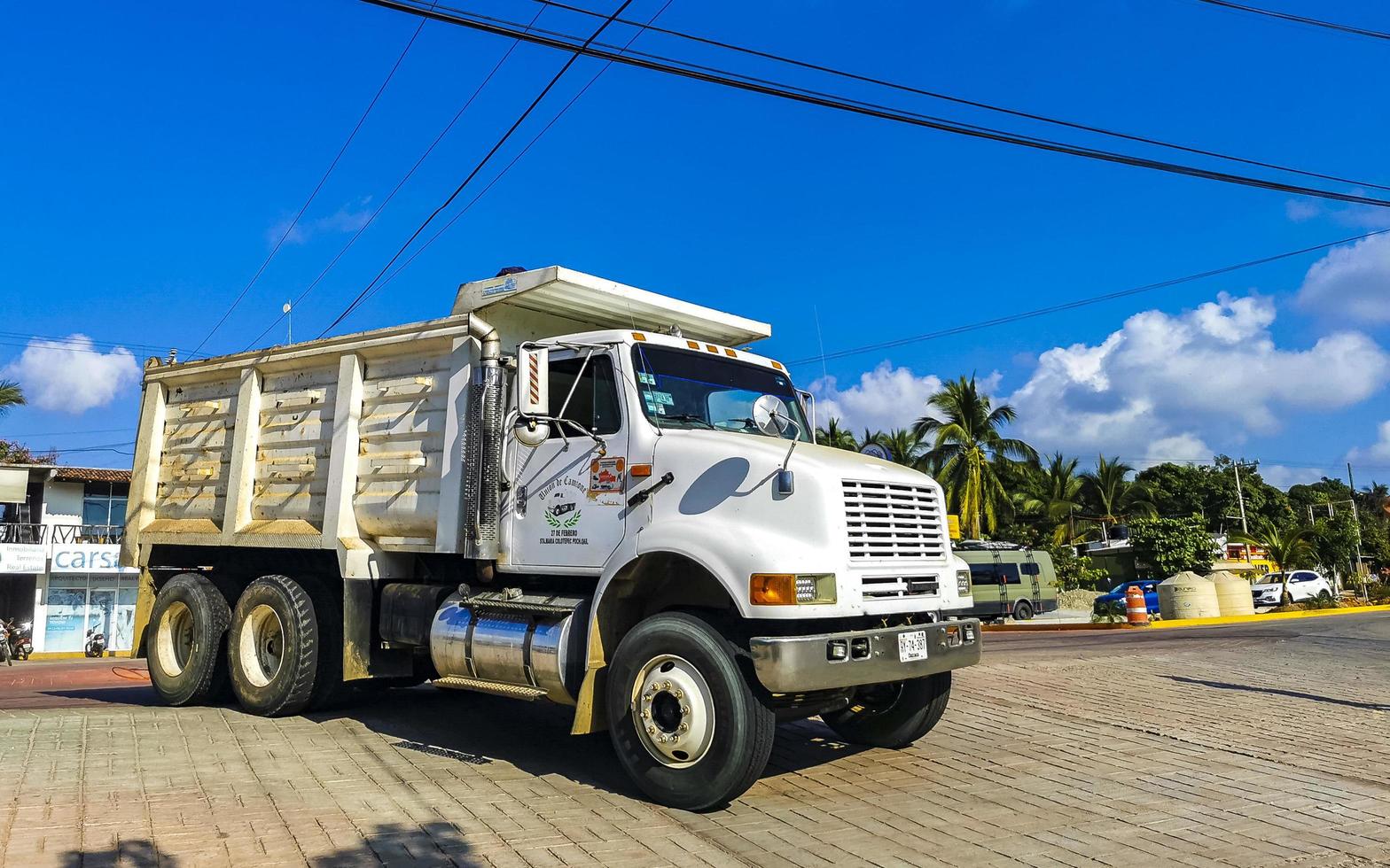 puerto escondido oaxaca mexico 2022 camiones mexicanos transportador de carga autos de entrega en puerto escondido mexico. foto