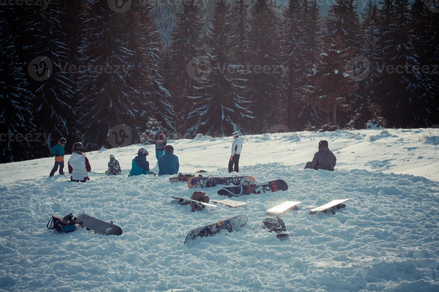equipo de snowboarders en la foto del paisaje del resort