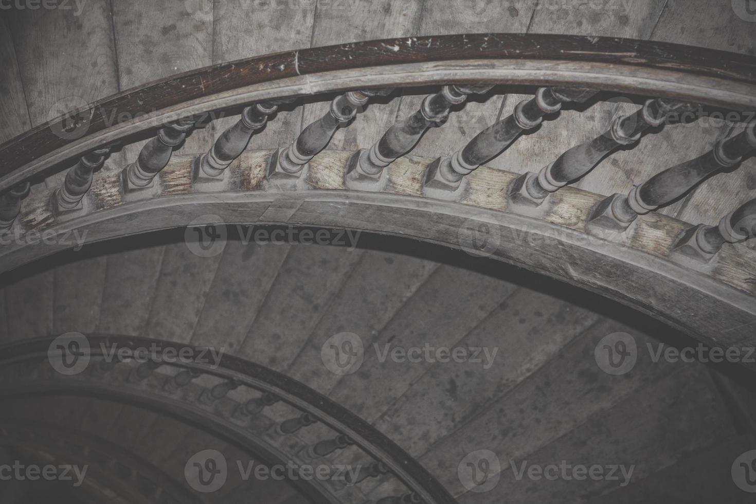 Escaleras de caracol en la foto interior del edificio antiguo