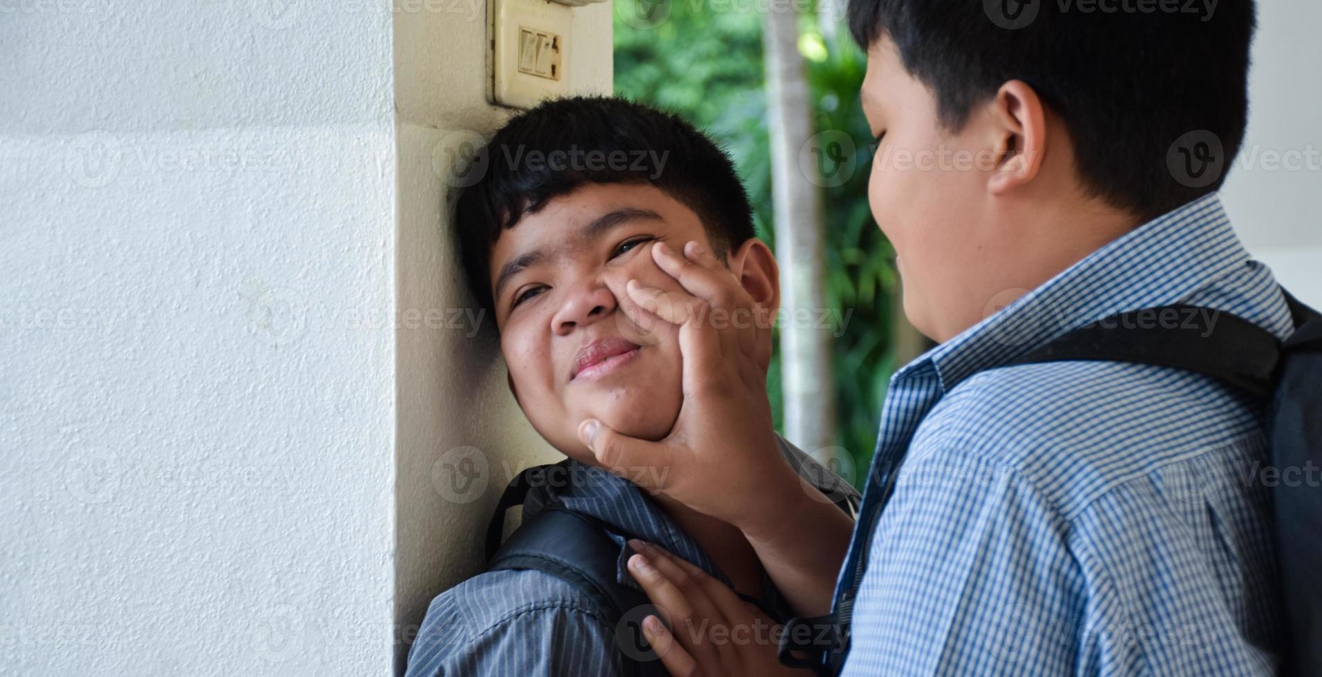 el enfoque suave de los niños del sudeste asiático son las peleas y las peleas, las peleas entre amigos, los malentendidos y el concepto de perdón mutuo entre amigos. foto