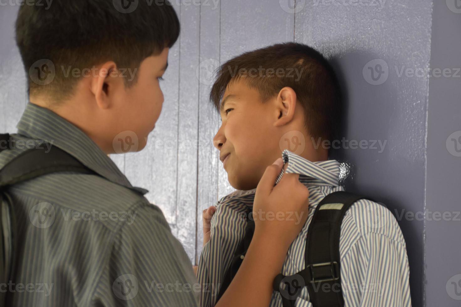 el enfoque suave de los niños del sudeste asiático son las peleas y las peleas, las peleas entre amigos, los malentendidos y el concepto de perdón mutuo entre amigos. foto