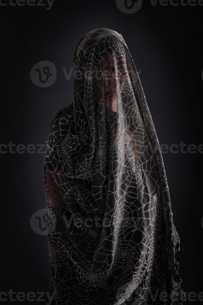 mujer misteriosa con velo negro 16574678 Foto de stock en Vecteezy