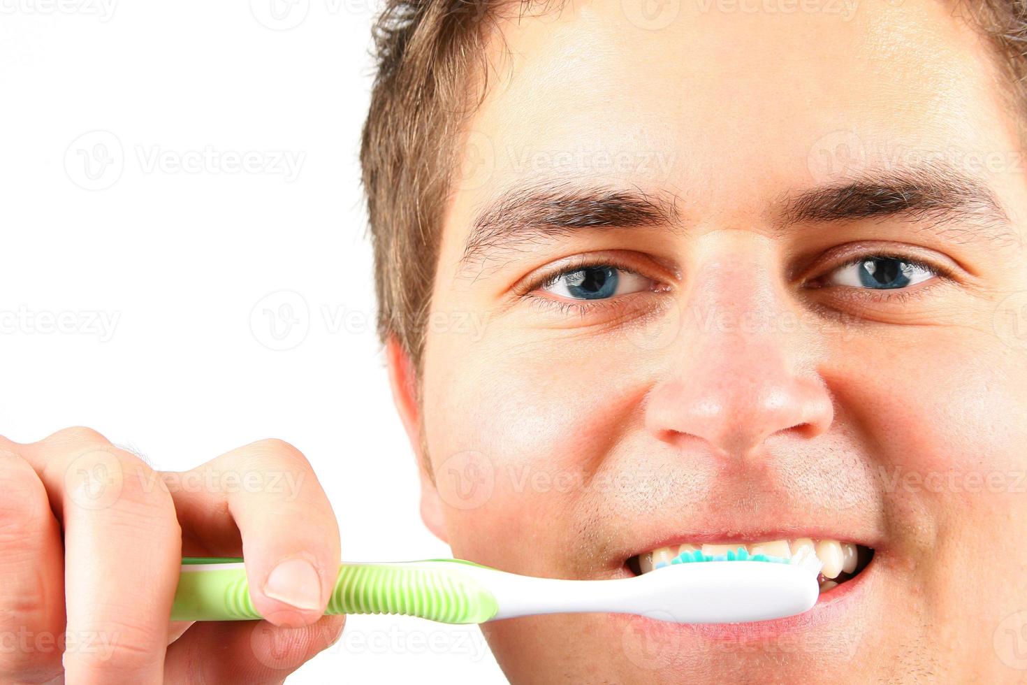 hombre lavandose los dientes foto