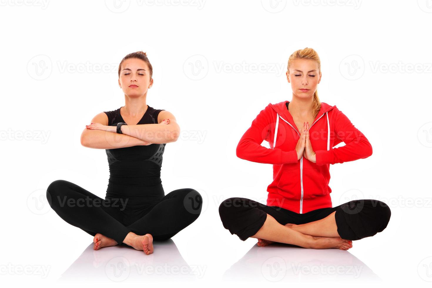 mujeres meditando juntas foto