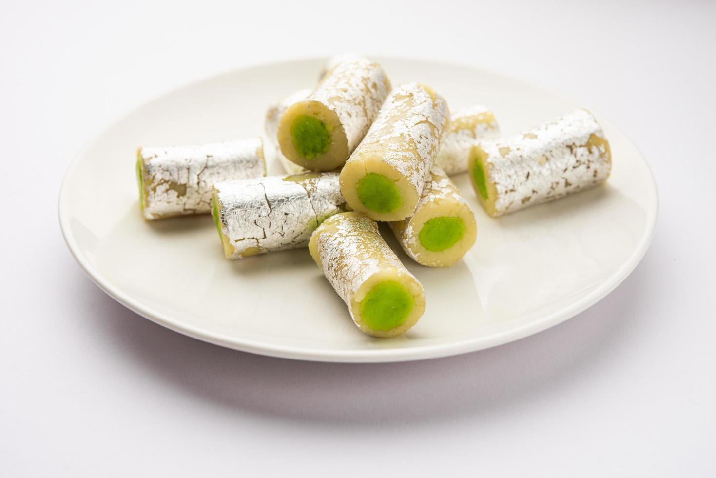 rollo de pistacho kaju o rollos de pistacho de anacardo mithai o sigar, dulce indio o postre para festivales foto