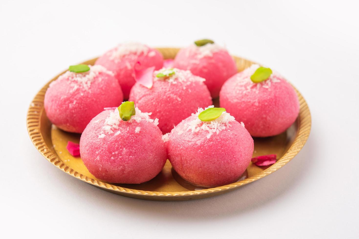 delicioso chumchum rosado o sabor a rosa cham cham o rasgulla o rasagola, rosogola, rosogolla foto