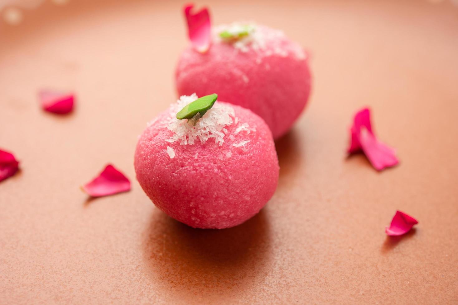 delicioso chumchum rosado o sabor a rosa cham cham o rasgulla o rasagola, rosogola, rosogolla foto