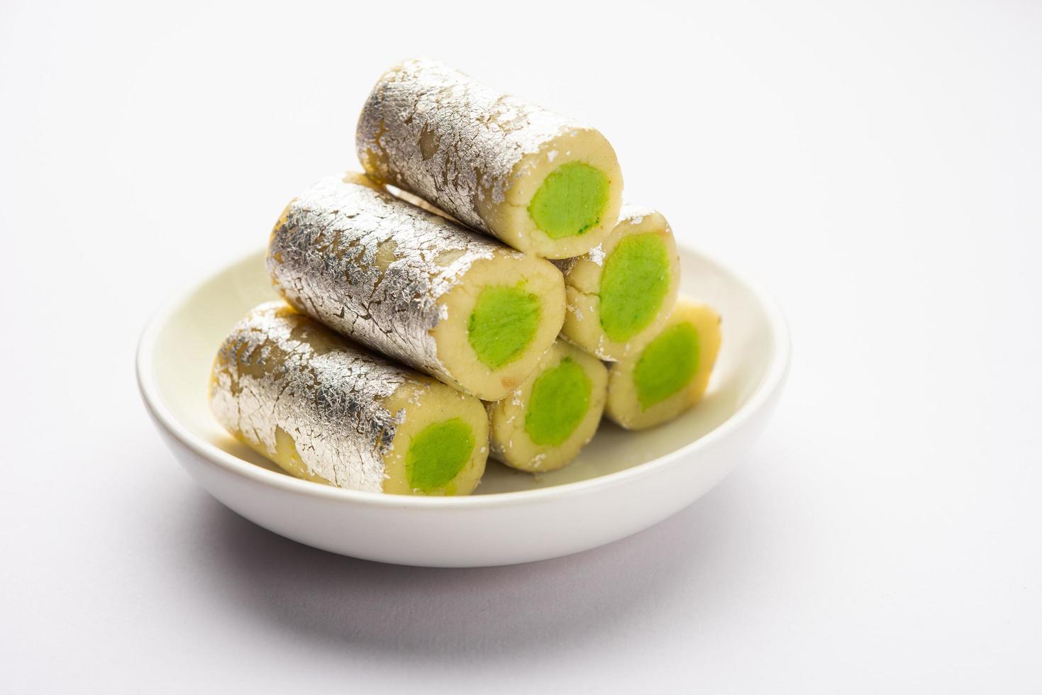 rollo de pistacho kaju o rollos de pistacho de anacardo mithai o sigar, dulce indio o postre para festivales foto