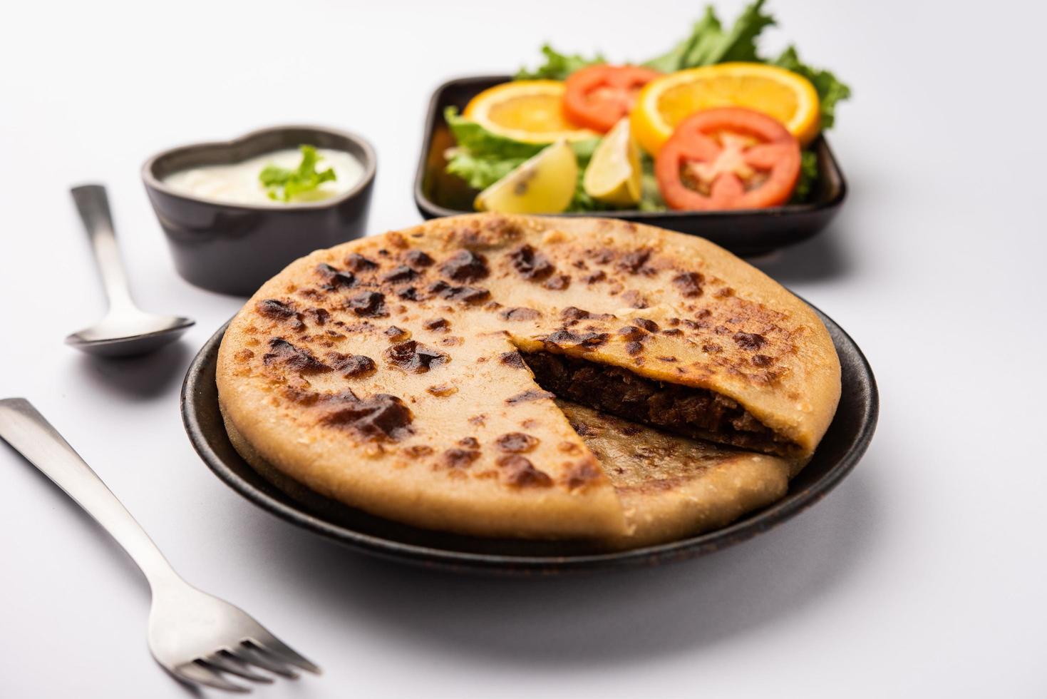 keema paratha, pan plano relleno de carne picada de pollo o cordero foto