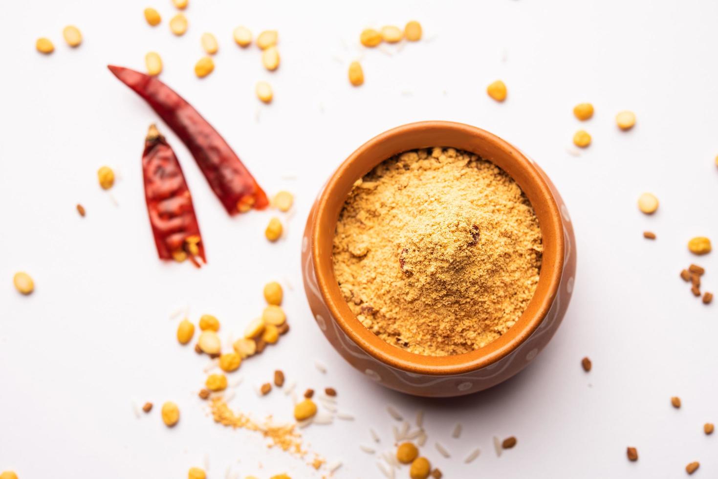 idli podi o chutney en polvo - condimento seco para el desayuno del sur de la India foto