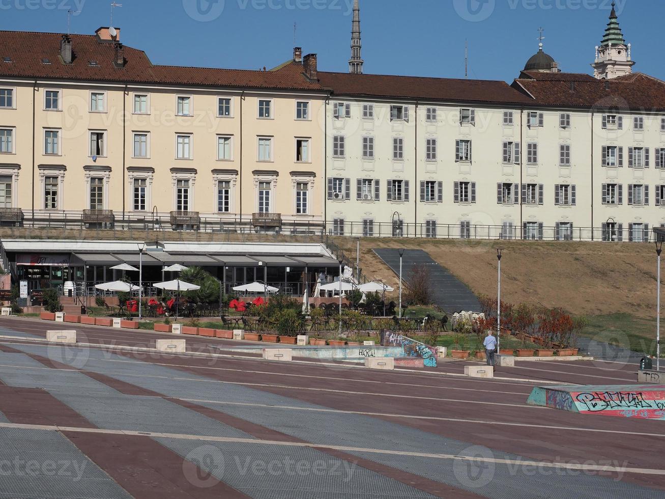 plaza piazzale valdo fusi en turín foto