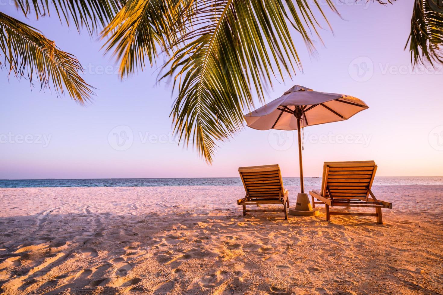 hermosa playa. sillas en la playa de arena cerca del mar. concepto de vacaciones y vacaciones de verano para el turismo. paisaje tropical inspirador. paisaje tranquilo, playa relajante, diseño de paisaje tropical foto