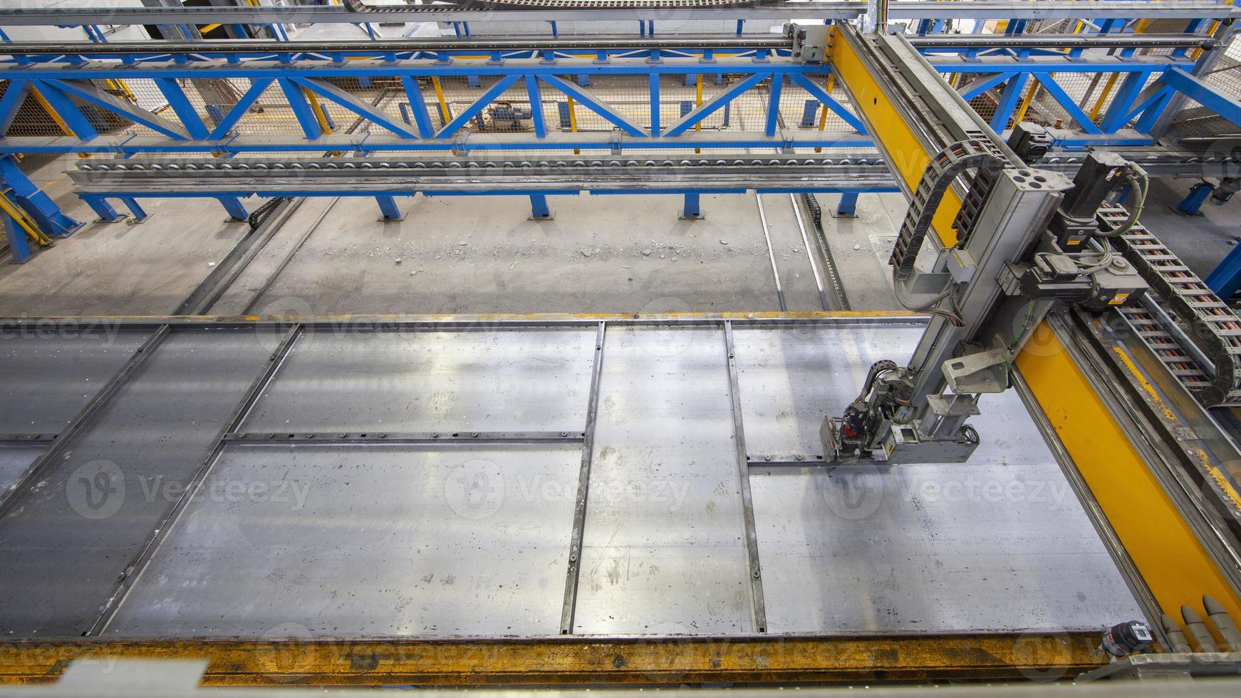 Shuttering robot in a pallett circualation plant for precast concrete manufacturing photo