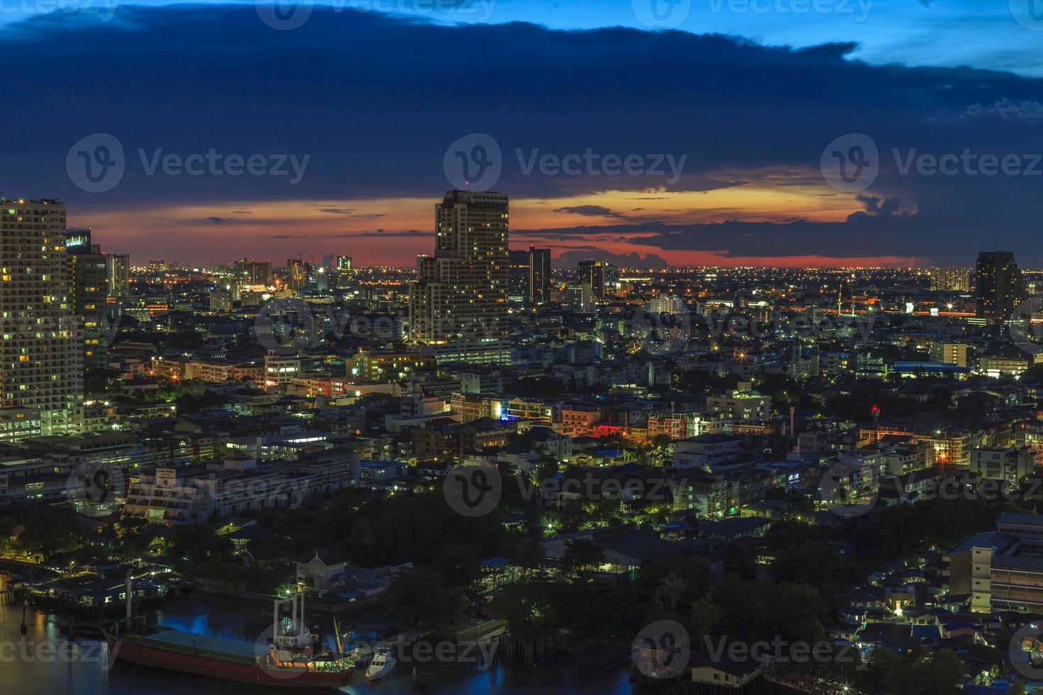 vista de pájaro de bangkok en el resplandor crepuscular foto