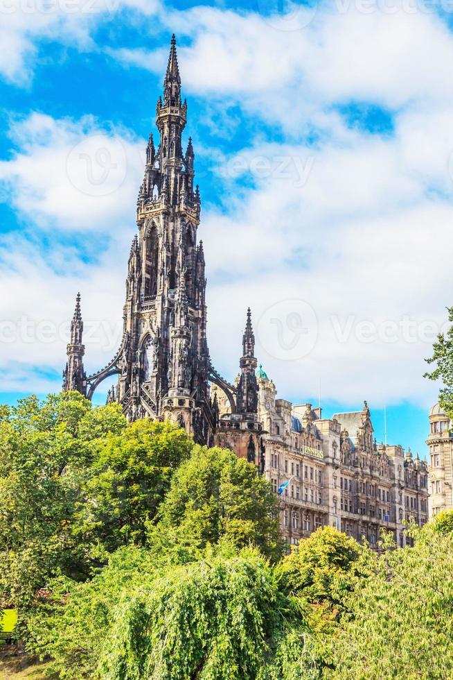 vista del monumento a scott en edimburgo foto